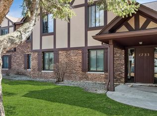 1733 Harrow Ct APT B, Wheaton, IL 60189