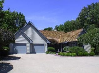 6902 Woodcroft Ln, Fort Wayne, IN 46804