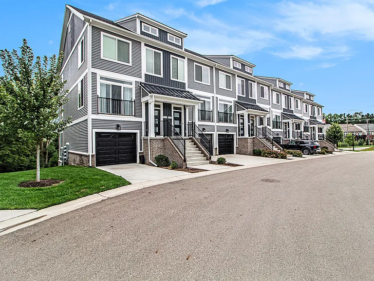2717 Bristol Ridge Dr — Photo 2