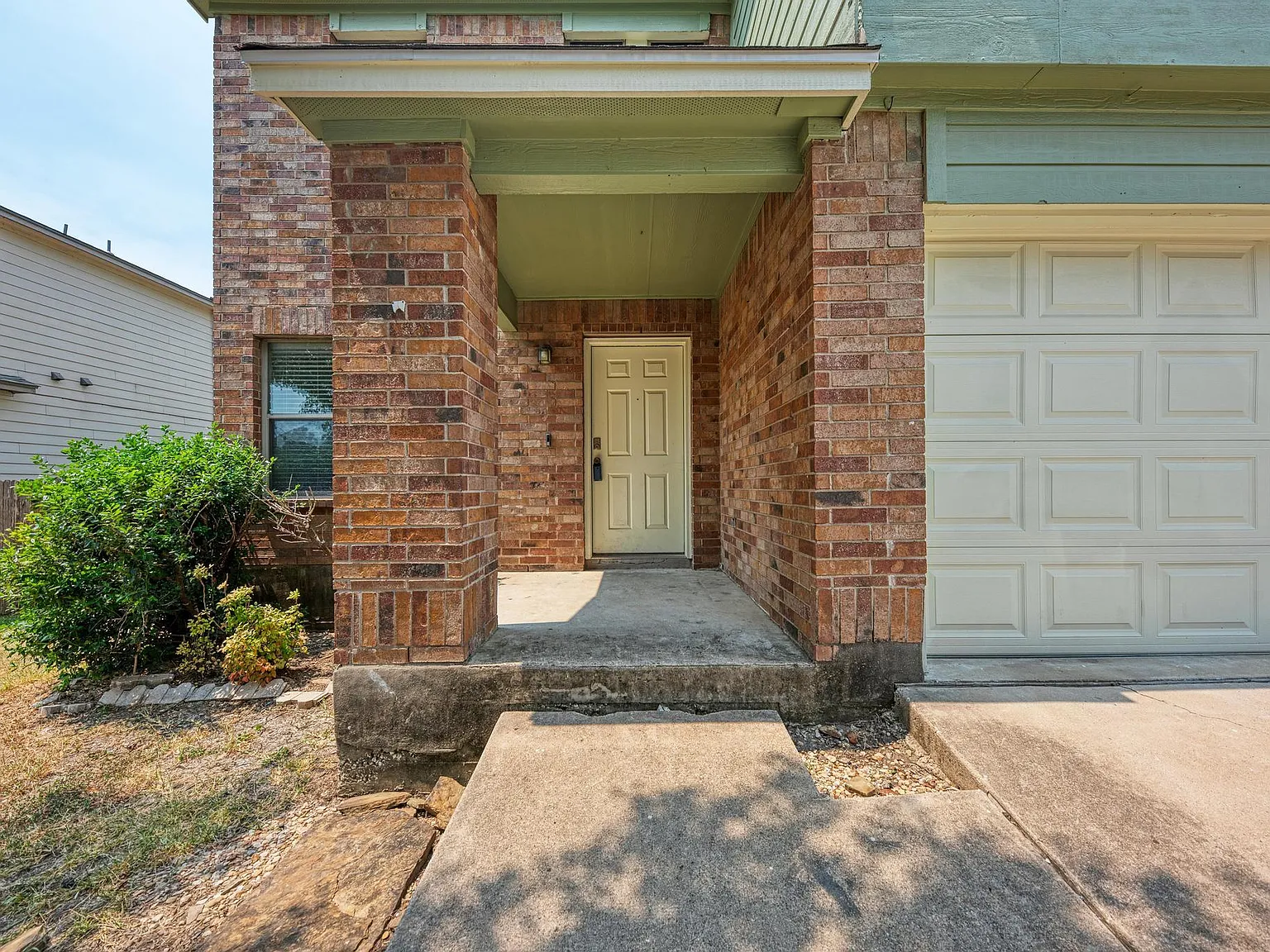 4 bed, 2.5 bath, 2517 sqft, $2,100 — Photo 3