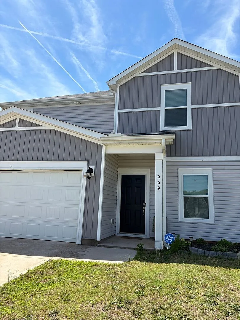 Beautiful Spartanburg Home Right Off I-85, Available Now!! $500 Off First Full Month — Photo 2