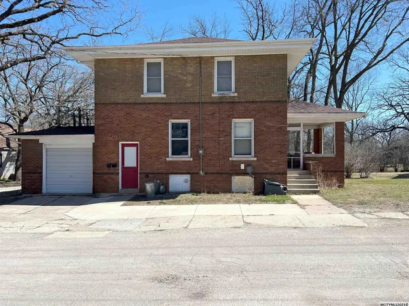 5 Willow Dr, Mason City, IA 50401