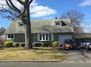 332 1st Ave, Bayport, NY 11705