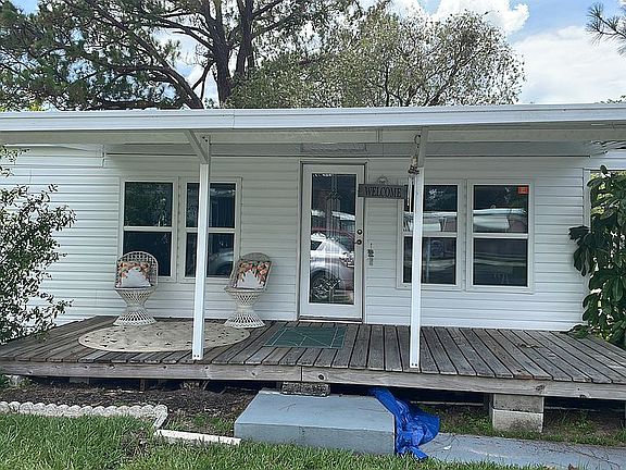 3rd image of 143 Emerald Dr W
