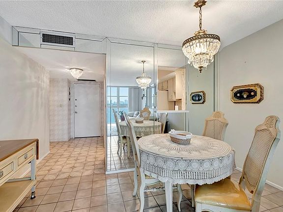 4th image of 1228 West Avenue #302
