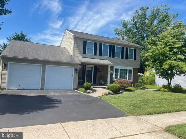 126 Hampton Dr, Langhorne, PA 19047