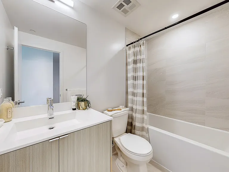 4365 Bloor St W — Photo 14