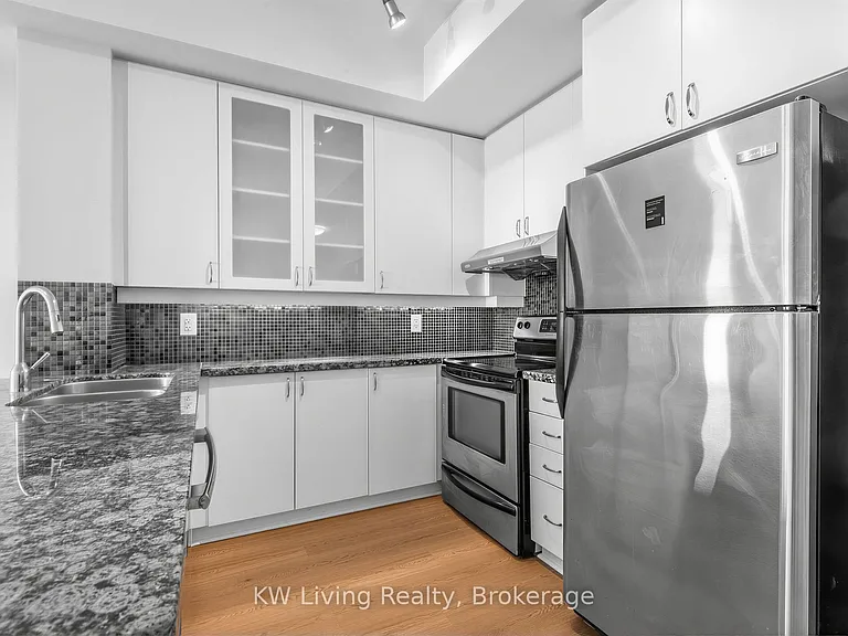 21 Upper Duke Cres #604 — Photo 6