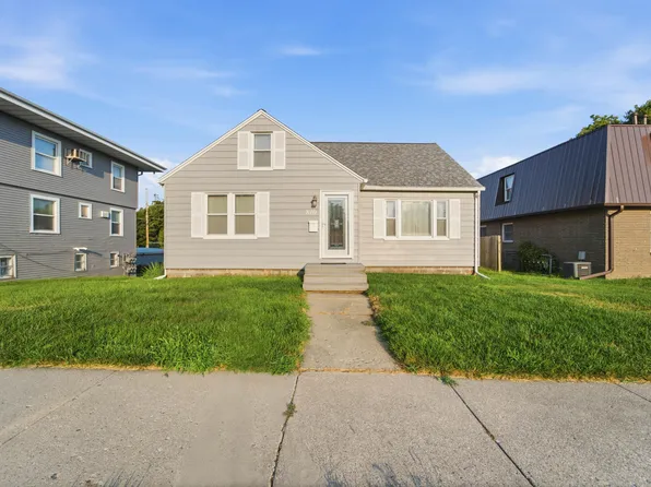 810 6th St, Nevada, IA 50201