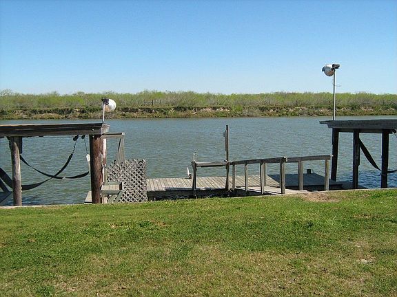 Fishing pier, 2 fishing lights, 2 boatslips, 2 lifts,cleaning station