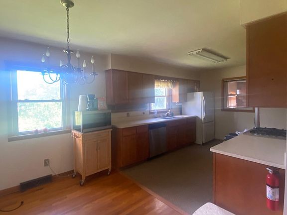 5th image of 304 Cheryl Ave