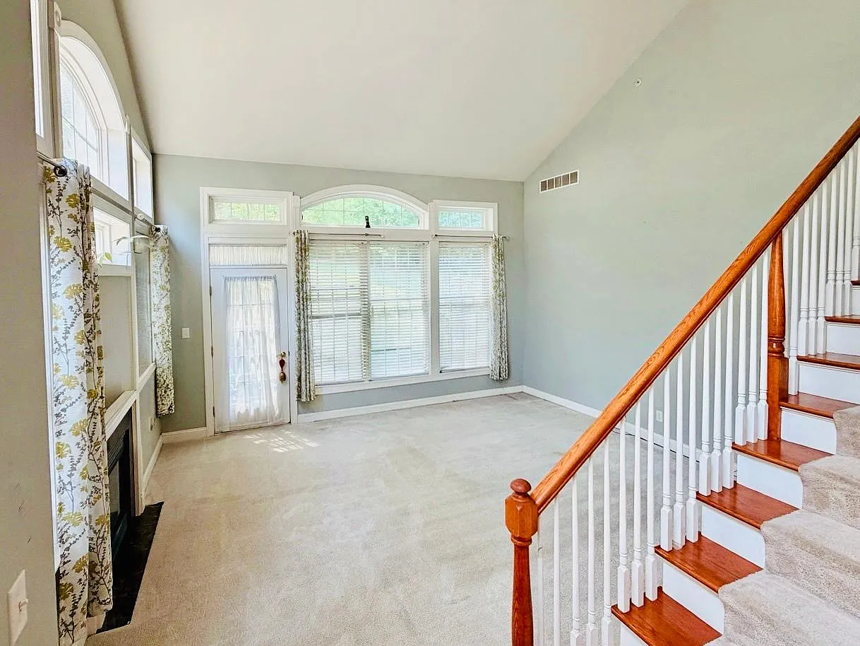 3 bed, 2.5 bath, 3000 sqft, $3,700 — Photo 2