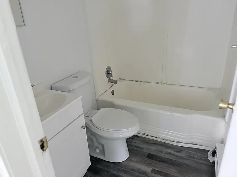 Bath tub/shower