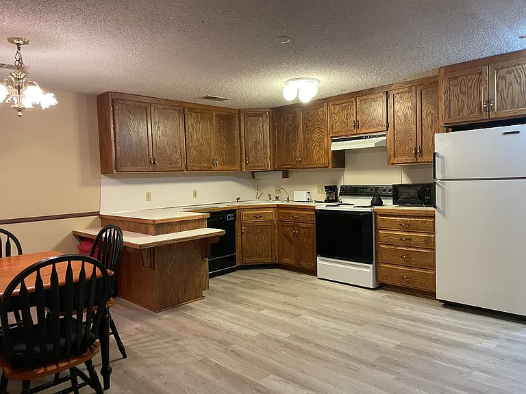 Large full kitchen with all appliances