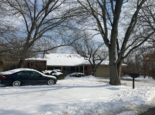 587 Woodland Ln N, Northfield, IL 60093