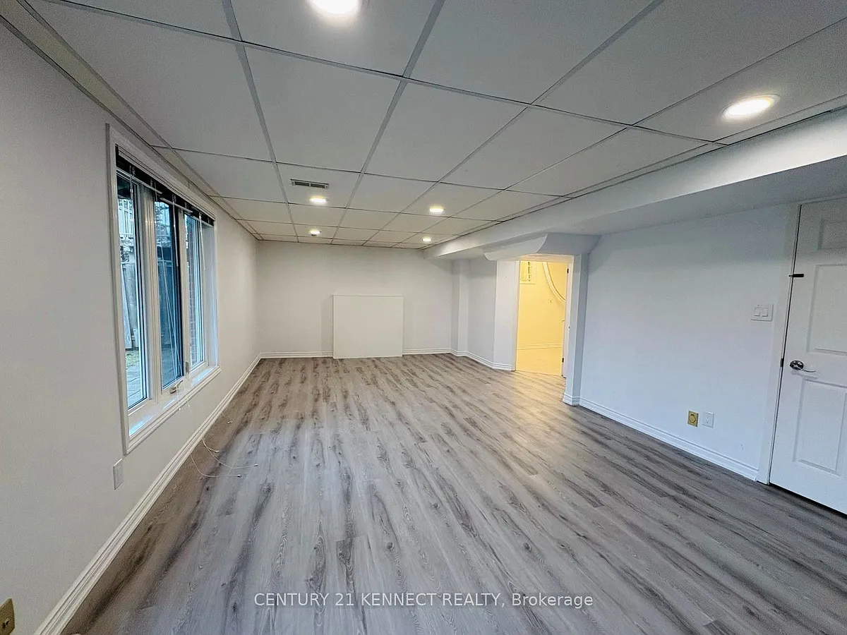 Building Photo - 33 Somerset Cres #BASEMENT