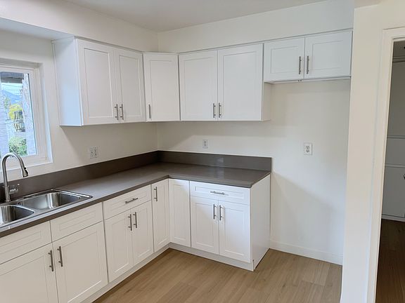3rd image of 2727 Montrose Ave #9
