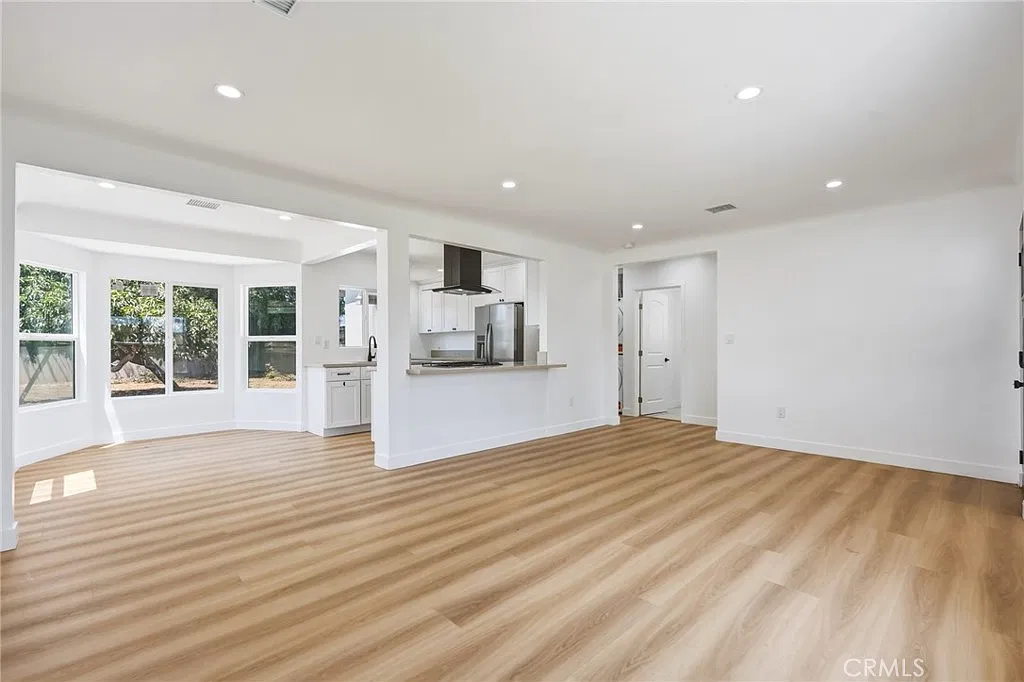 2 bed, 920 sqft, $3,200 — Photo 3