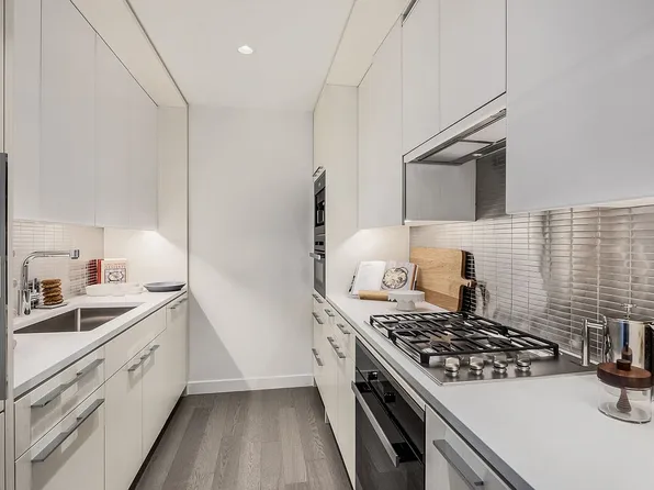 252 South St #76E, New York, NY 10002