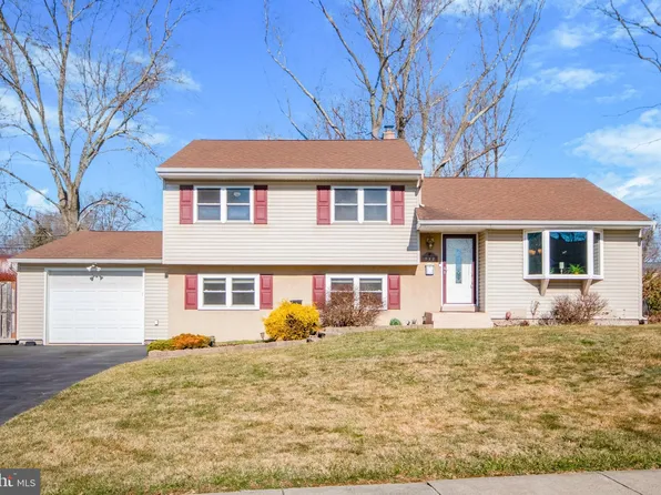 512 Oxford Rd, Morrisville, PA 19067