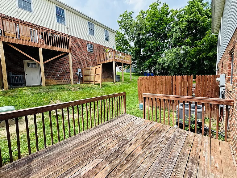725 E Main St — Photo 7