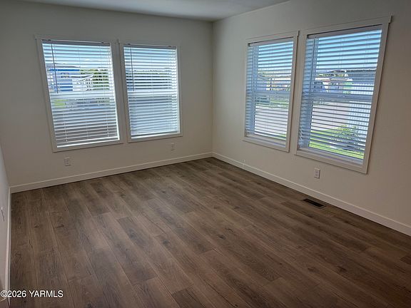 4th image of 402 Maple Ave Unit 10