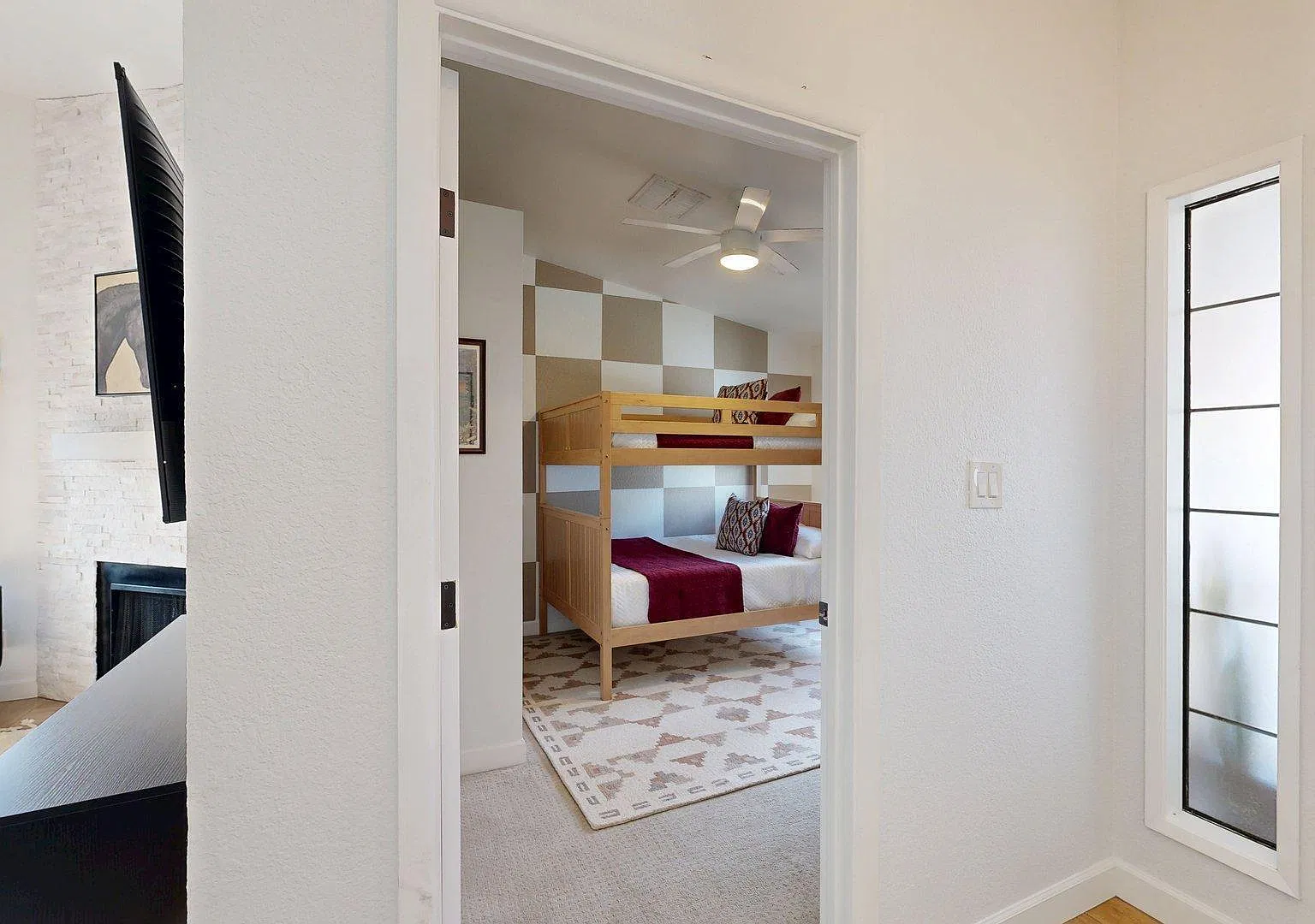 3 bed, 2.0 bath, 1330 sqft, $4,500 — Photo 4