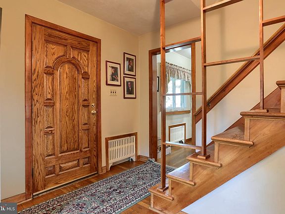 5th image of 626 Maple St