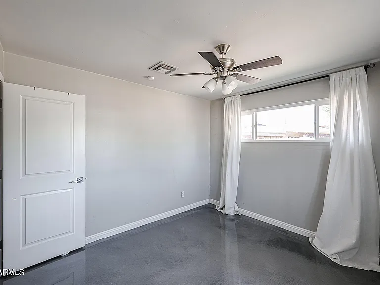 1034 E Elm St — Photo 12