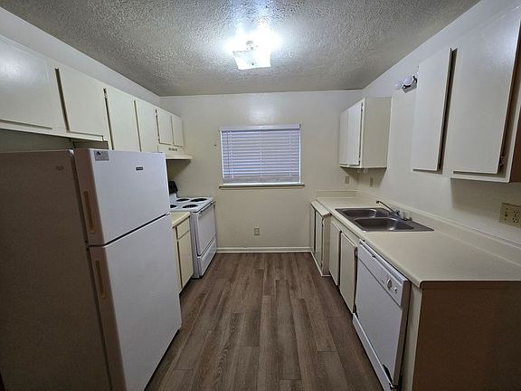 4th image of 402 1st St