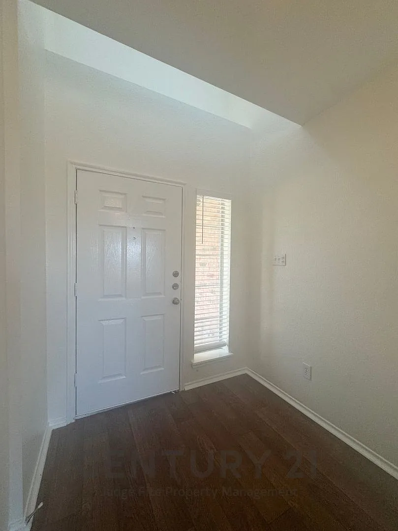 Spacious 2-Story 3/2.5/2 Townhome in Mesquite! — Photo 2
