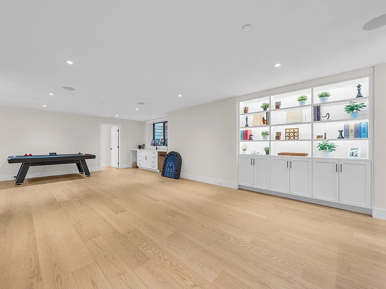 372 Moyne Dr — Photo 35
