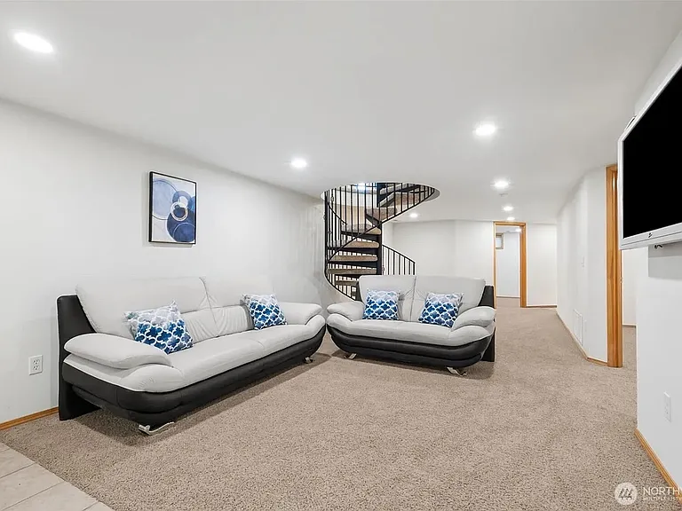 8016 Pacific Hwy S — Photo 12