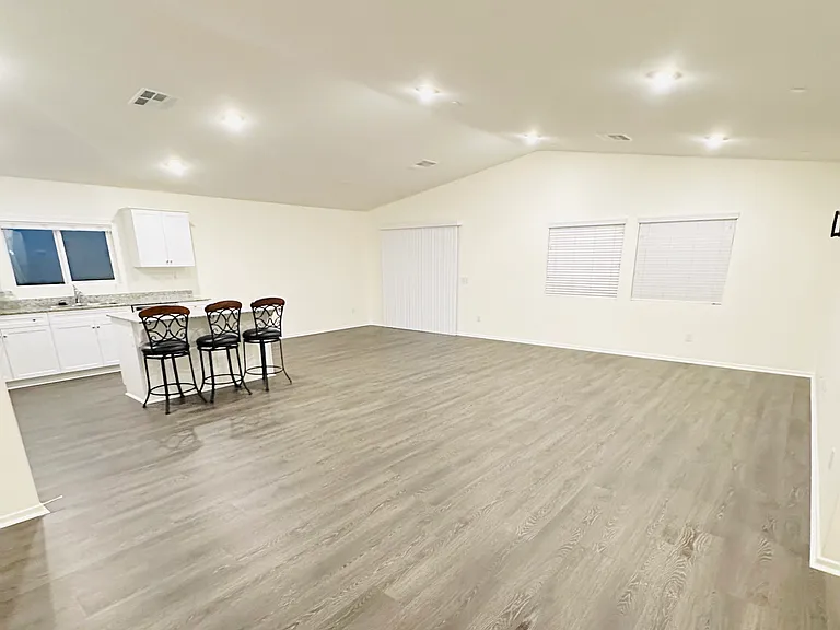 1338 Division Ct — Photo 4