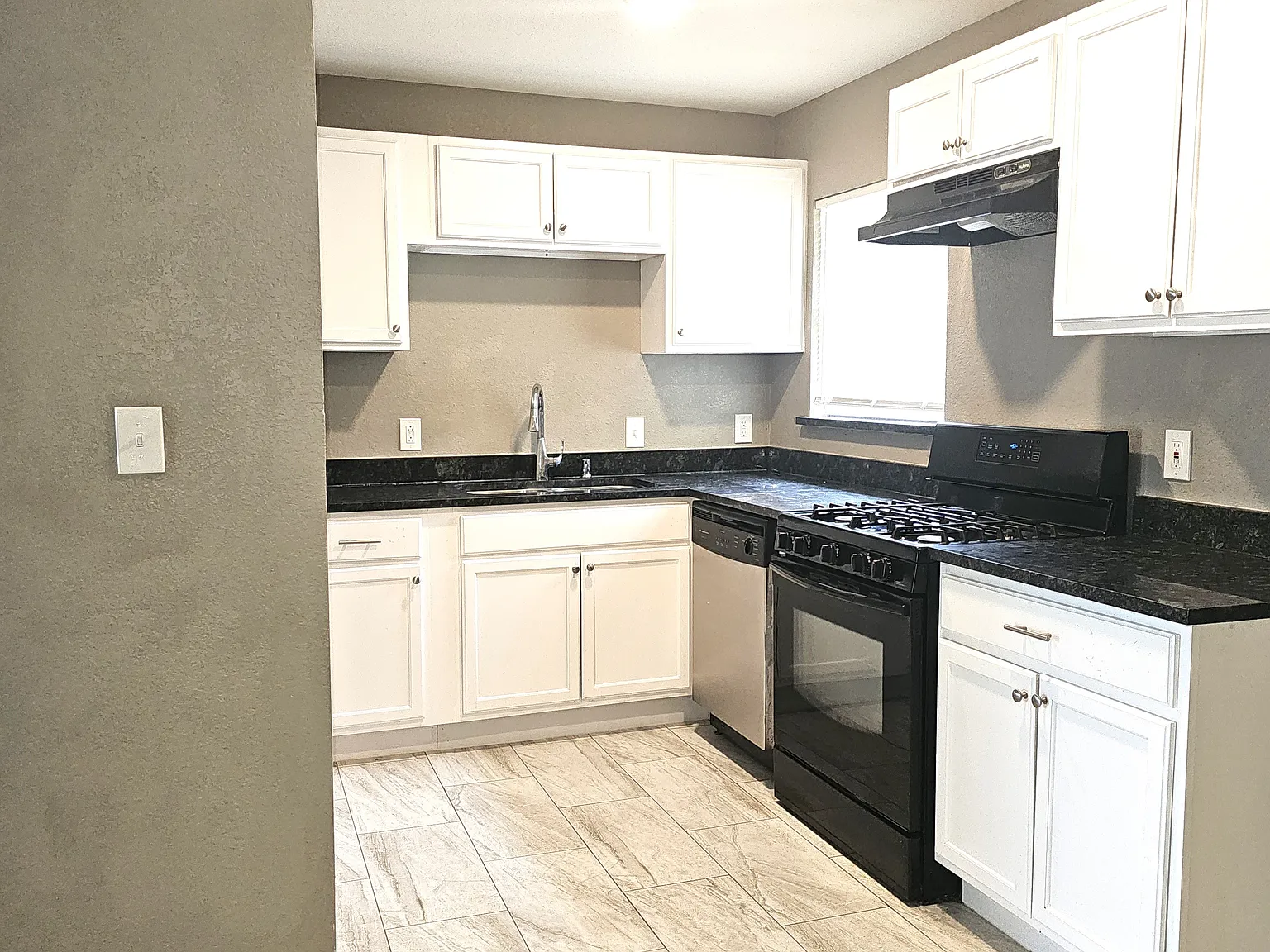3 bed, 1075 sqft, $1,625 — Photo 2