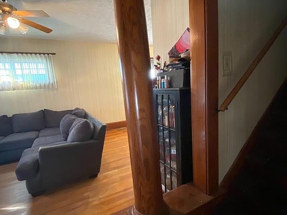 3rd image of 270 S Oak St