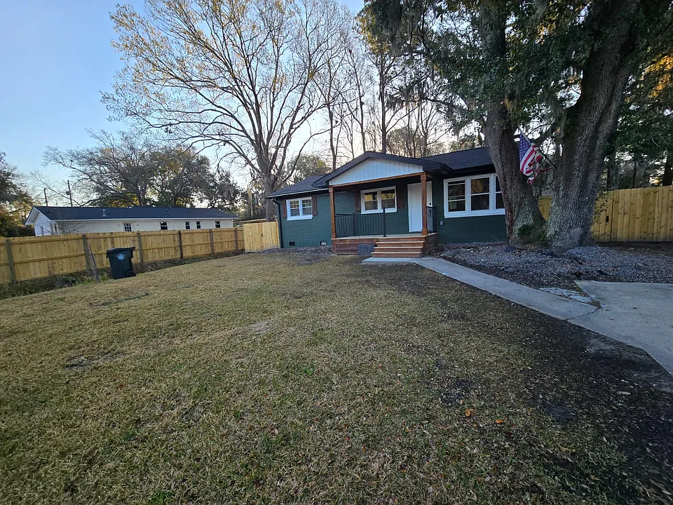 1907 Hazelwood Dr