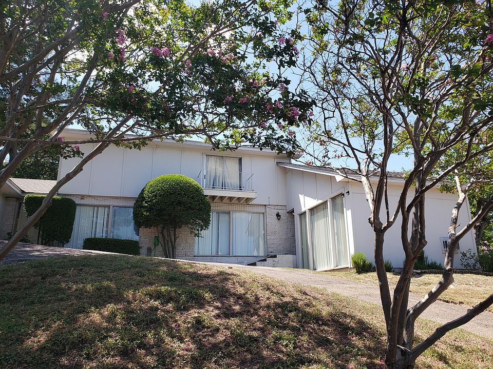1st image of 4605 Village Oak Dr