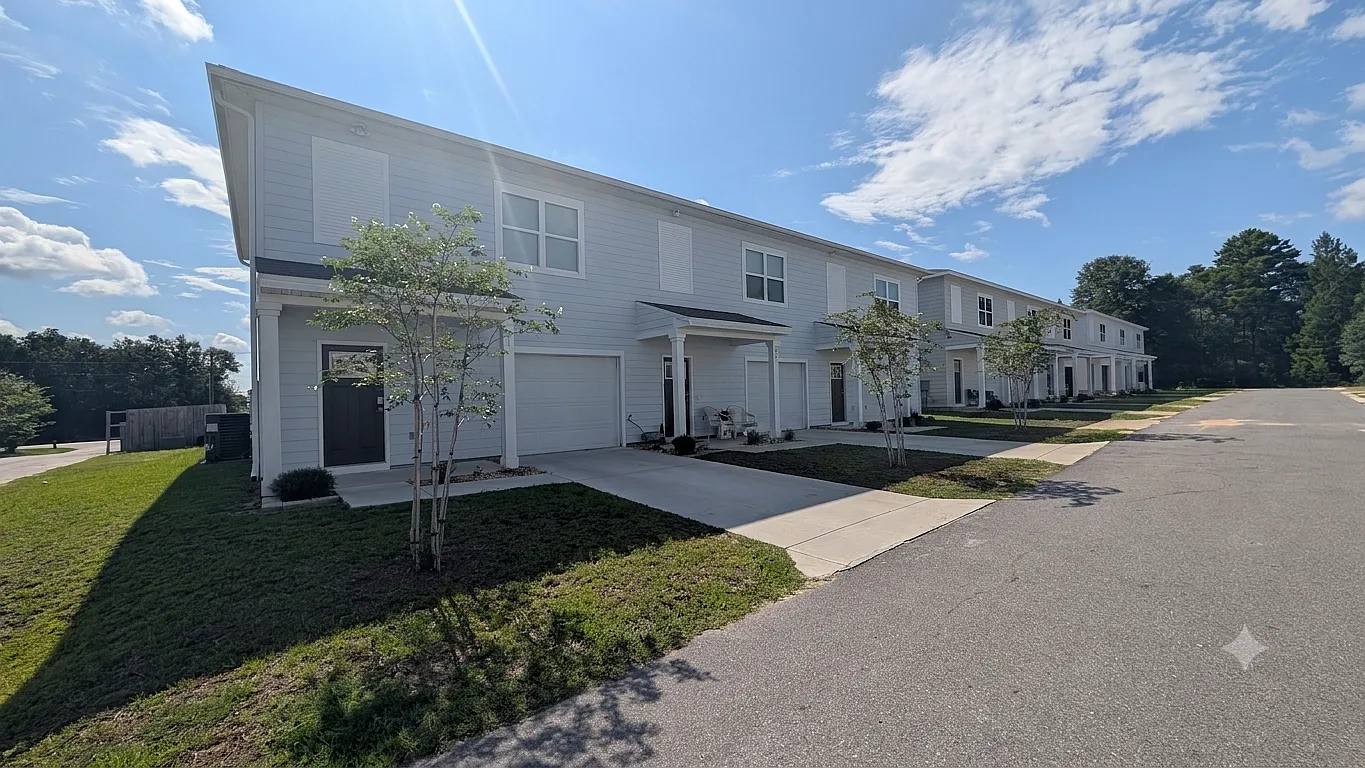 3 bed, 2.5 bath, 1468 sqft, $1,750 — Photo 1