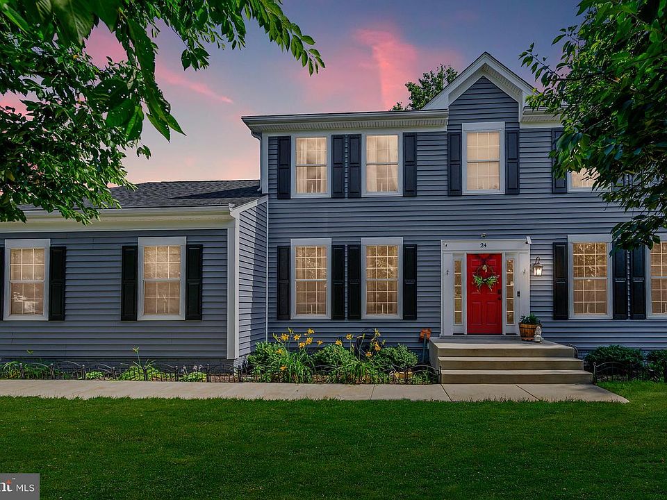 1st image of 24 Westhampton Ct