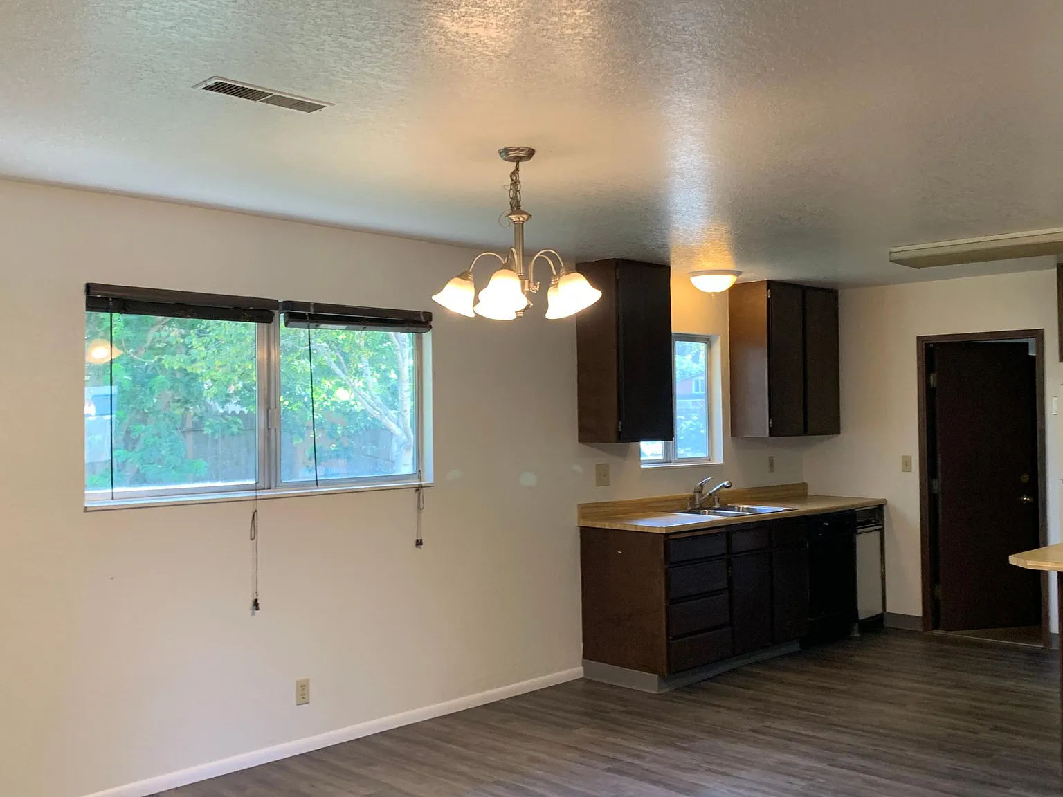 4 bed, 1316 sqft, $2,485 — Photo 3