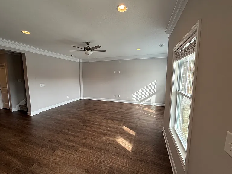 336 Broadberry Ave — Photo 6
