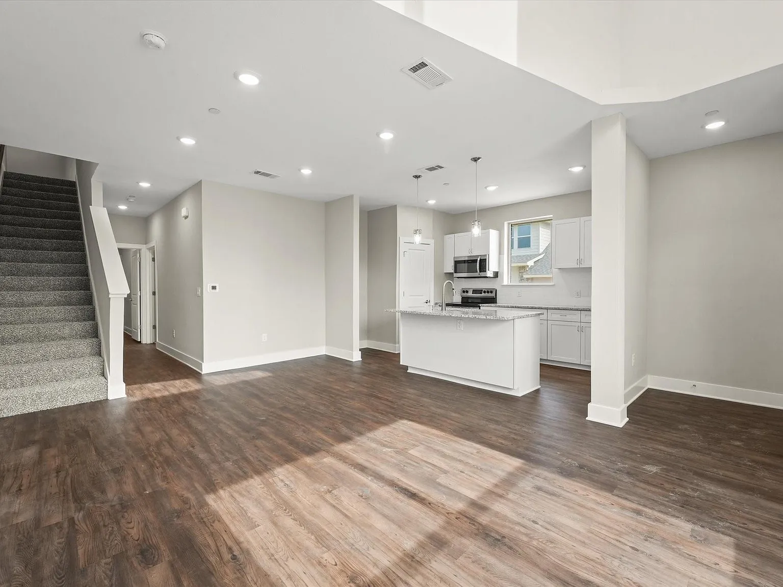 3 bed, 2.5 bath, 1888 sqft, $2,350 — Photo 3