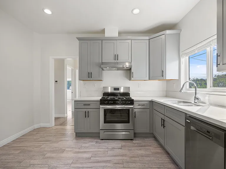 1009 Tremont St — Photo 10