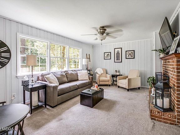 3rd image of 794 Winchester Cir