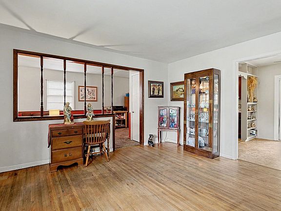 4th image of 2858 S Laura Ave