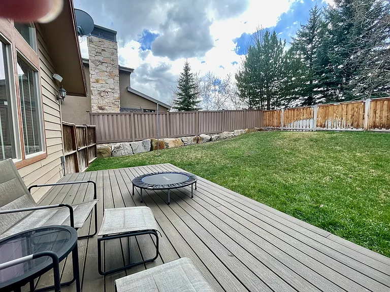Trex and redwood deck in fully fenced in yard