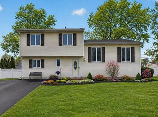 92 Nimbus Rd, Holbrook, NY 11741
