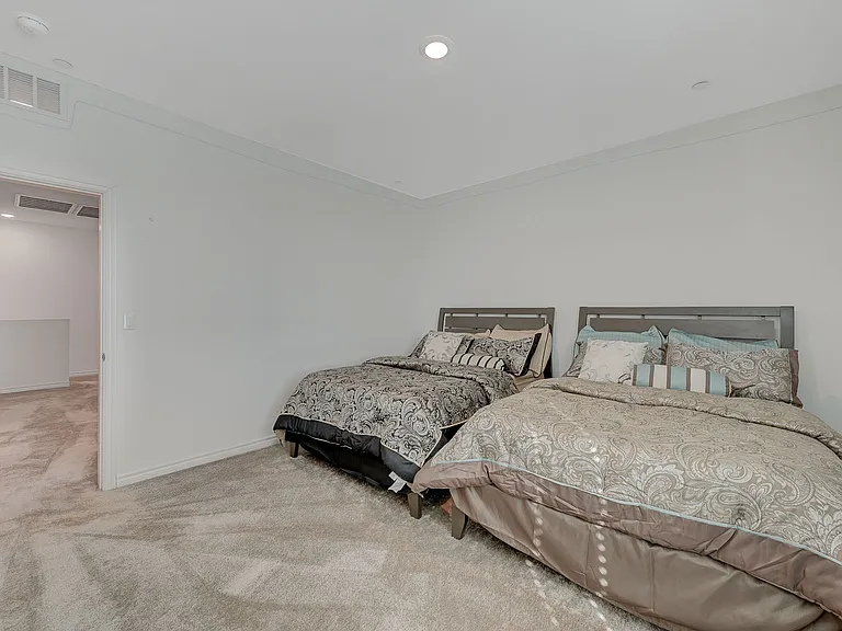293 Mount Langley St — Photo 33