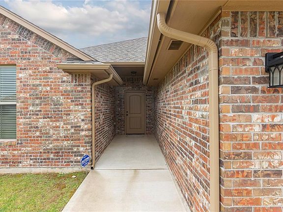 4th image of 521 Whispering Oaks Blvd